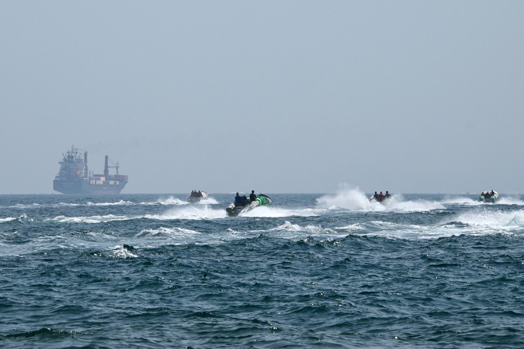 Hürmüz Boğazı'nda Güvenlik Krizi: İki Tanker Hedef Alındı