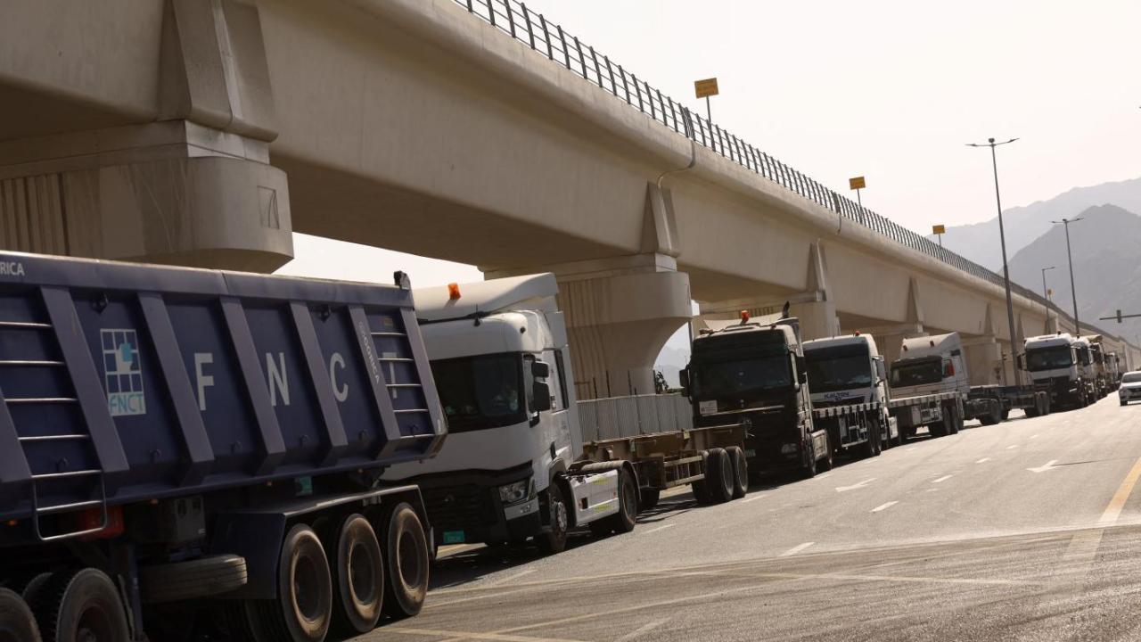 Hürmüz'de Tehlike Çanları! Körfez Ülkeleri Ticaret İçin Yeni Bir Yol Buldu: Kamyon Ordusu Yola Çıktı!