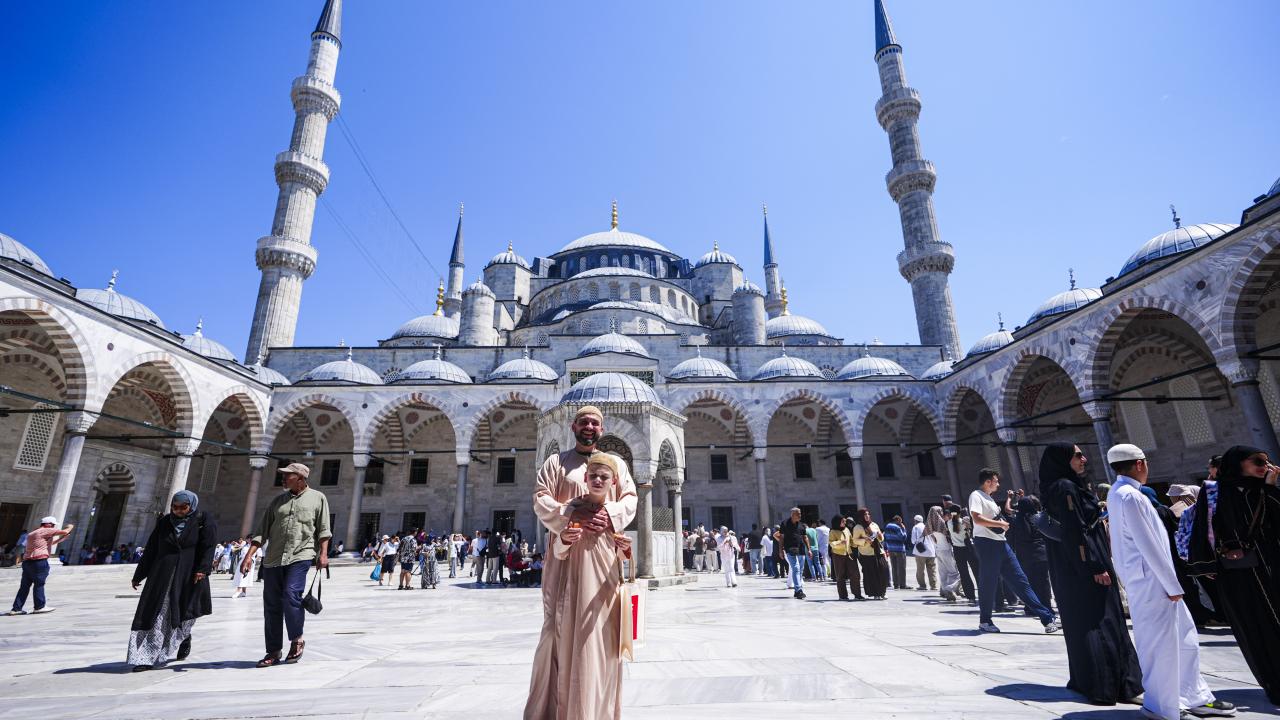 İngiliz Gençten İstanbul'da Anlamlı Kampanya: 'Kek ile Kardeşlik'