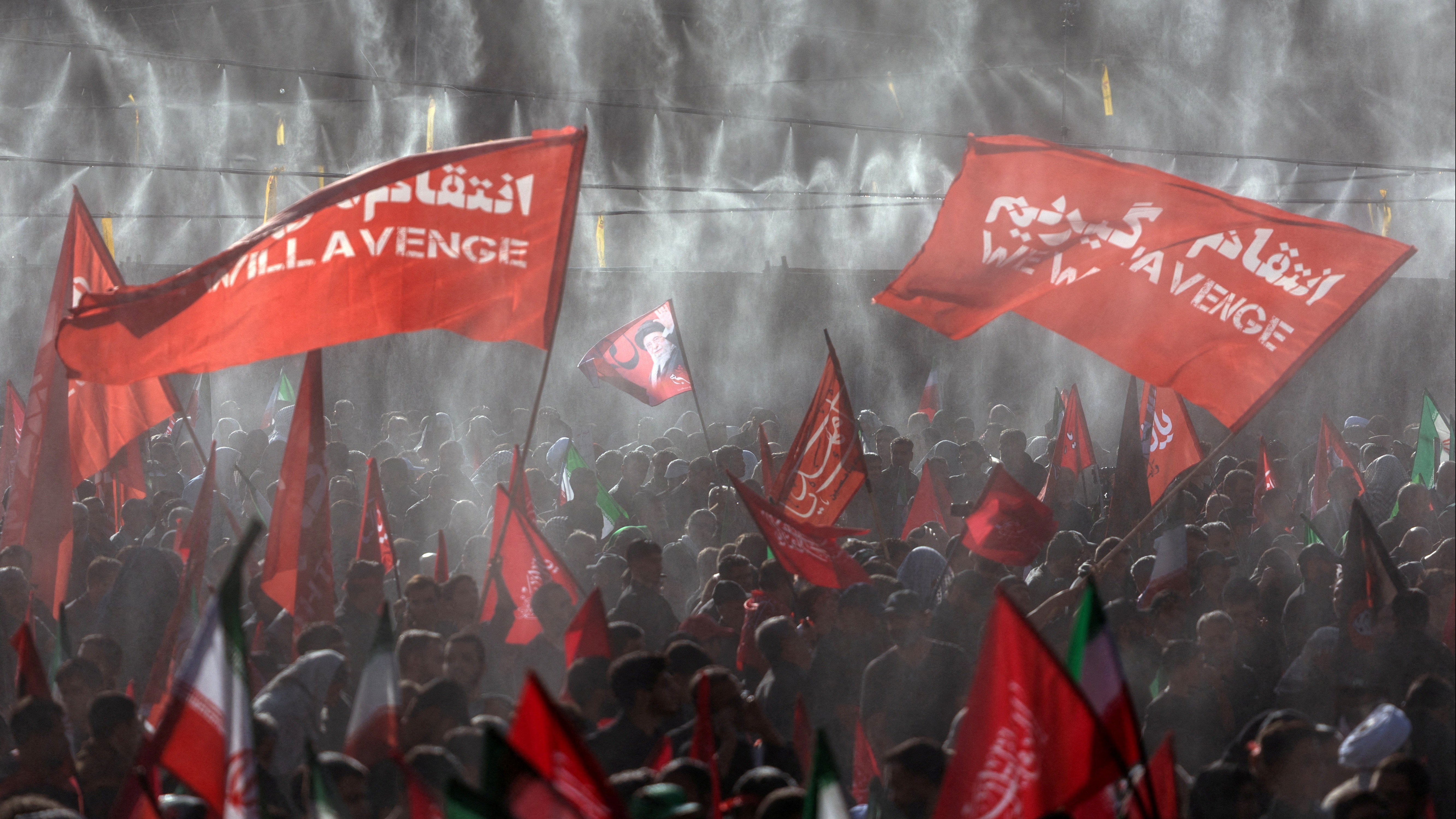 İran’da Yas ve Gerilim: Hamaney’in Cenaze Töreninde Öne Çıkan Semboller