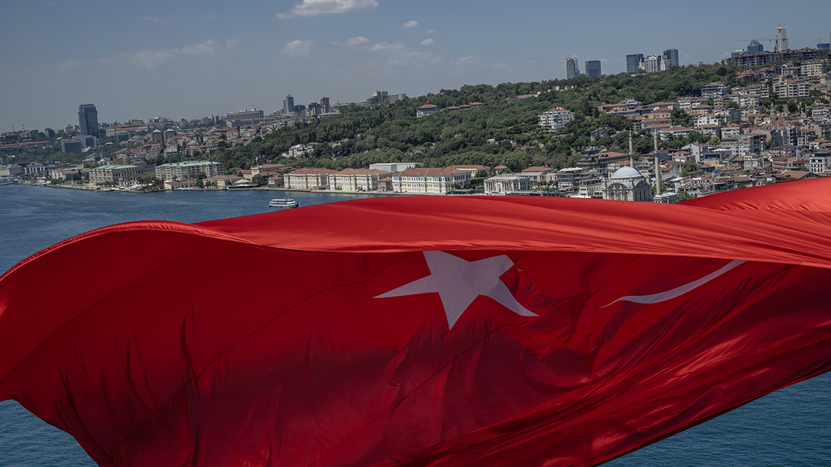 İstanbul Boğazı’nda 15 Temmuz Anması: Köprüler Türk Bayraklarıyla Donatıldı