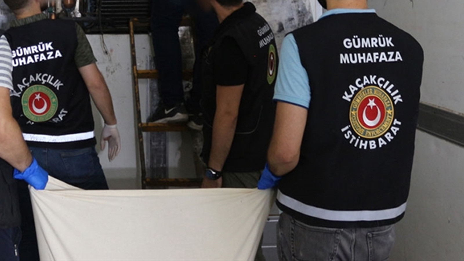 İstanbul Havalimanı'nda Şok Baskın! Gümrük Memurları Kaçakçılıktan Gözaltında