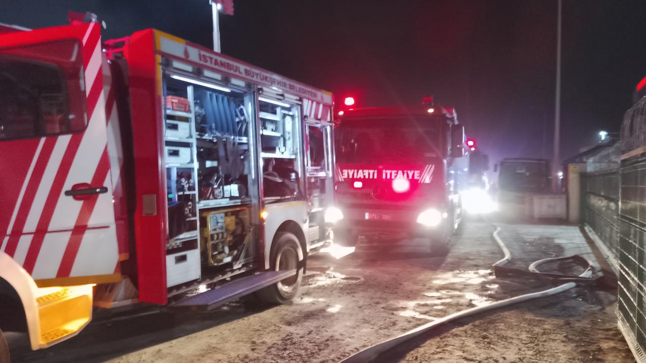 İstanbul'da Fabrika Alevlere Teslim! Yangın Söndürme Çalışmaları Başladı
