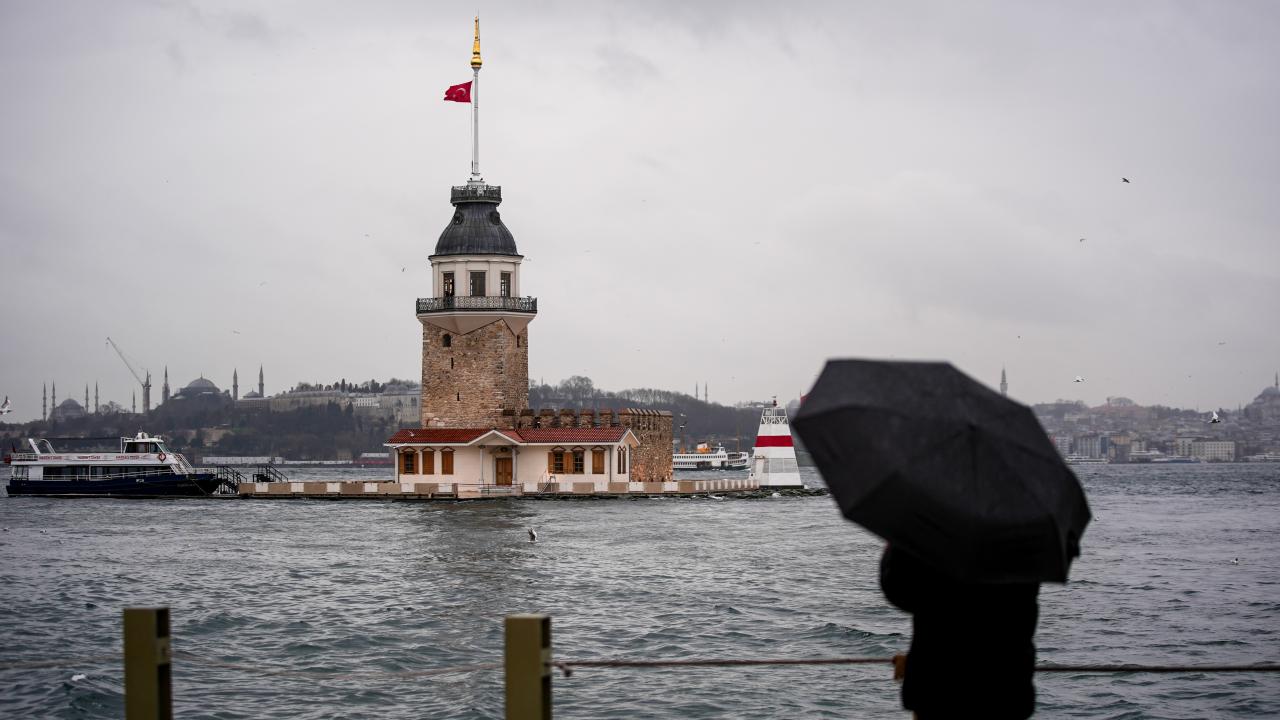 İstanbul'da Gökyüzü Delindi! Şiddetli Yağış ve Dolu Hayatı Felç Etti!