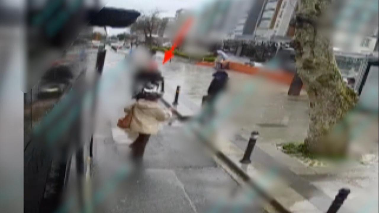 İstanbul'da Korkunç Anlar! İETT'den İnen Yolcuya Motosiklet Çarptı, İşte O Anlar...