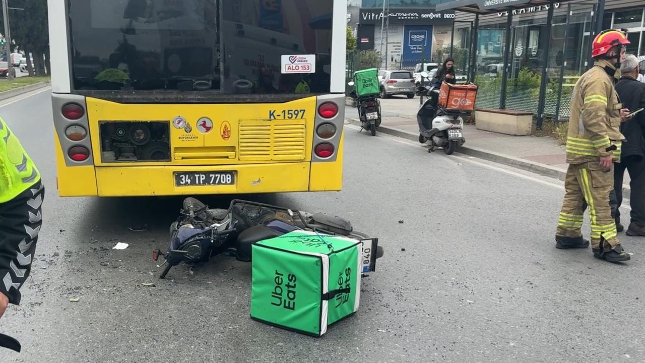 İstanbul'da Korkunç Kaza! Motokurye İETT Otobüsüne Çarptı: İşte İlk Görüntüler!