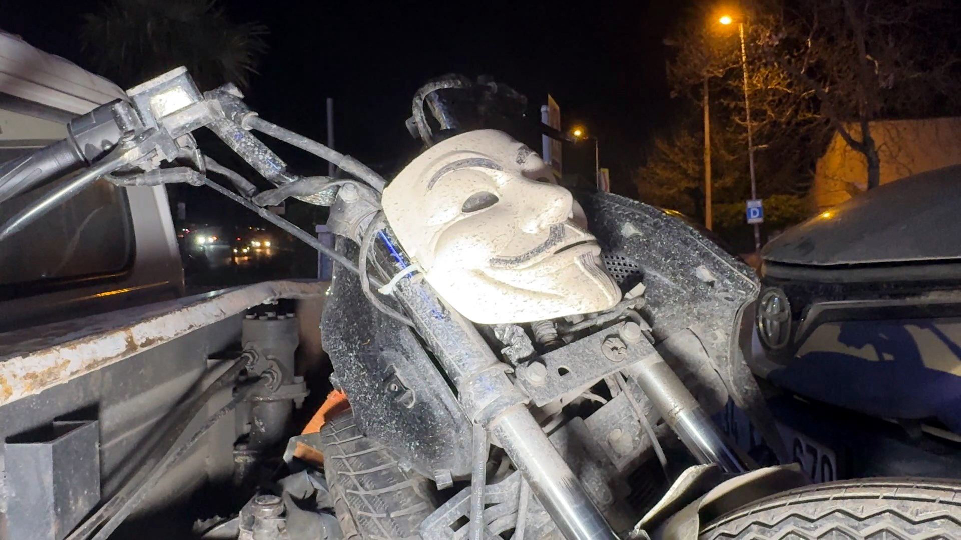 İstanbul'da Maskeli Sürücü Şoku! 'V for Vendetta' Motosikleti Trafikten Men Edildi!