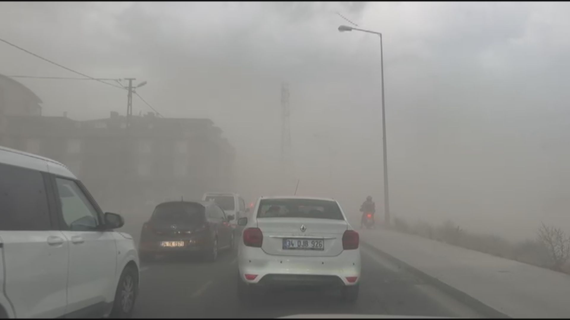 İstanbul'da Şiddetli Fırtına: Hava ve Kara Ulaşımında Aksamalar