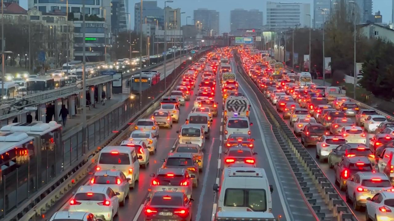 İstanbul'da Trafik Kabusu Büyüyor! Araç Sayısında Rekor Artış: Nefes Almak Bile Zor!