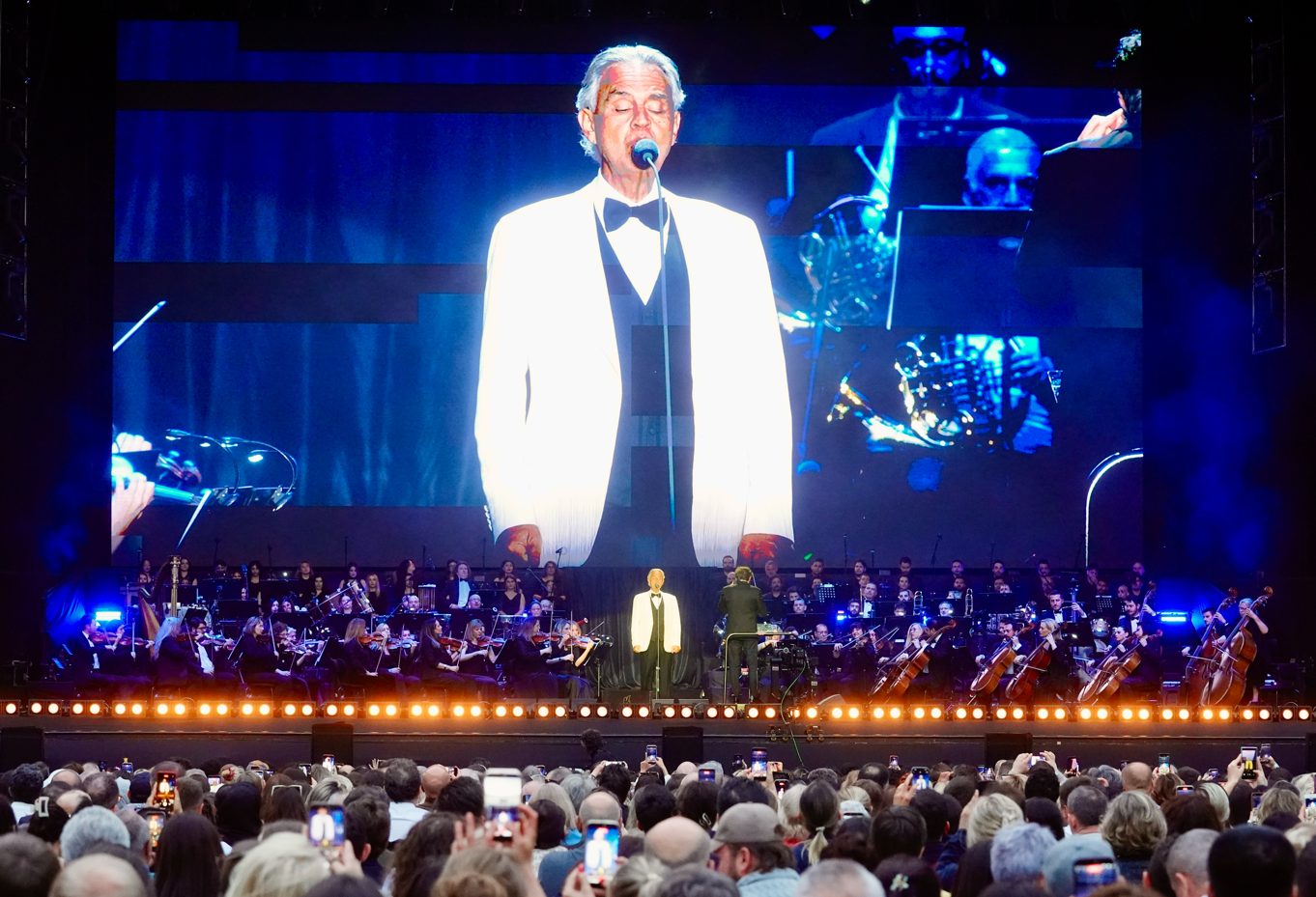 İstanbul'da Unutulmaz Bir Gece! Andrea Bocelli'nin Sesi Tüpraş'ı Büyüledi!
