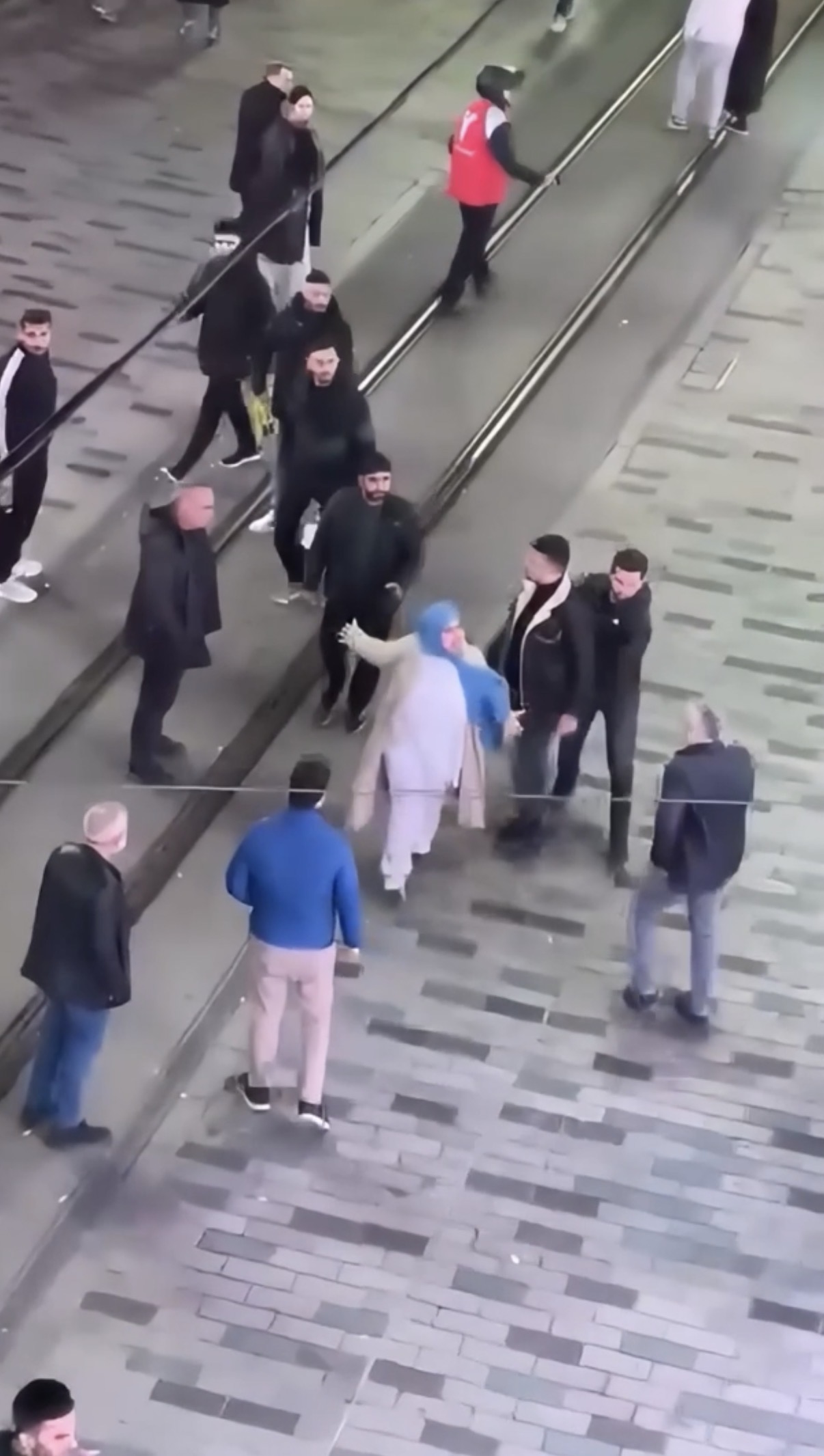 İstanbul'un Kalbi Karıştı! İstiklal Caddesi'nde Kavga: Ortalık Savaş Alanına Döndü!