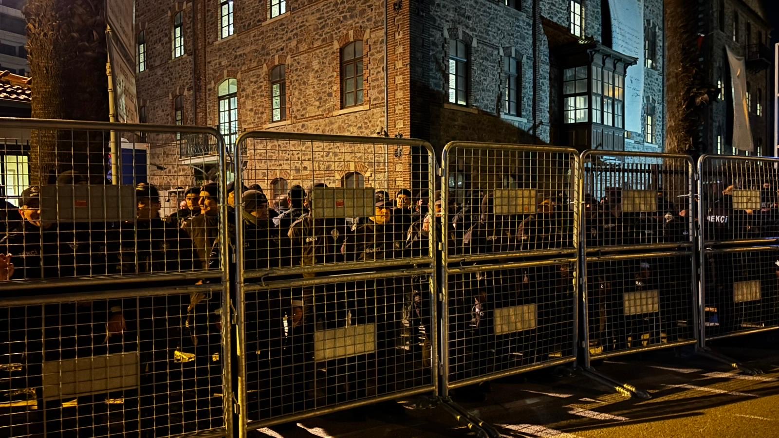 İzmir'de Şok Baskın! Meslek Fabrikası'nda Neler Oluyor? Polis Alarmda!