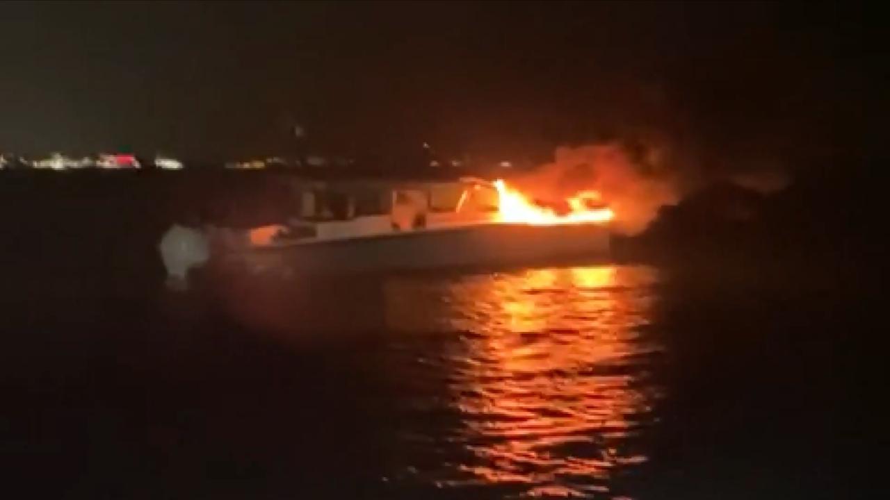 Kadıköy'de Korku Dolu Anlar! Yanan Tekneden Mucize Kurtuluş!