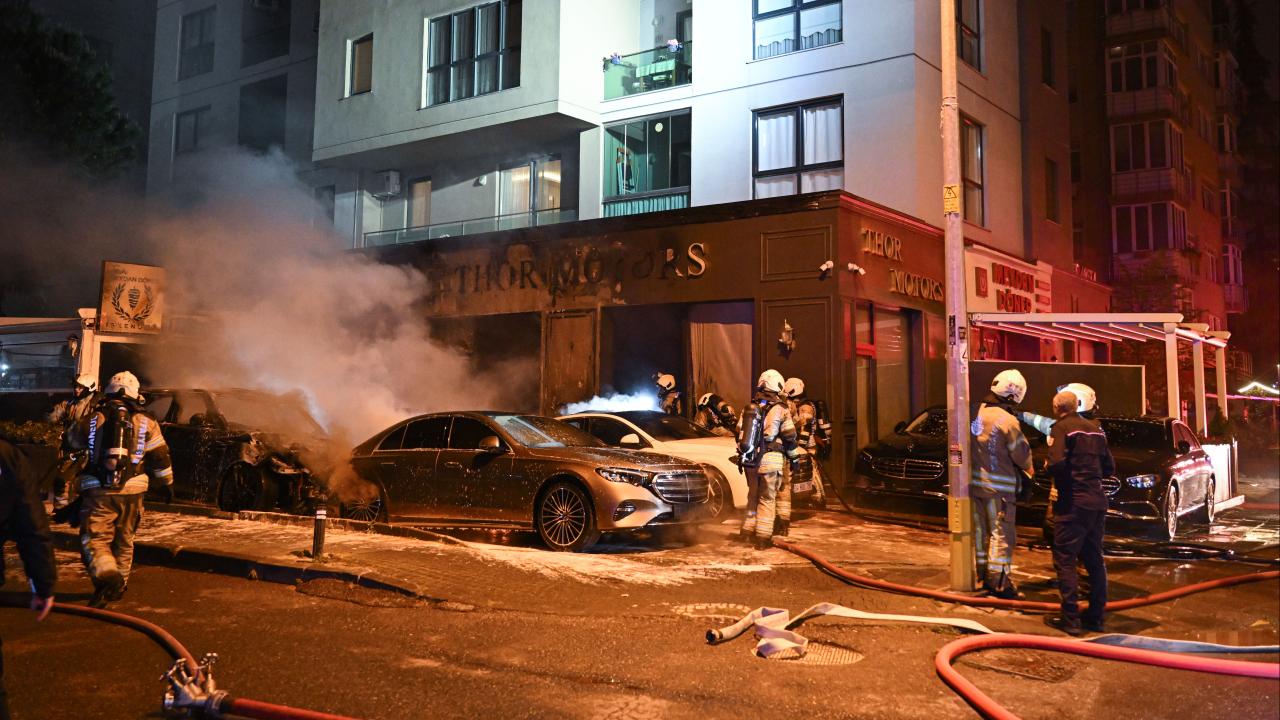 Kadıköy'de Lüks Kabus! Oto Galerideki Yangın Milyonluk Araçları Kül Etti!