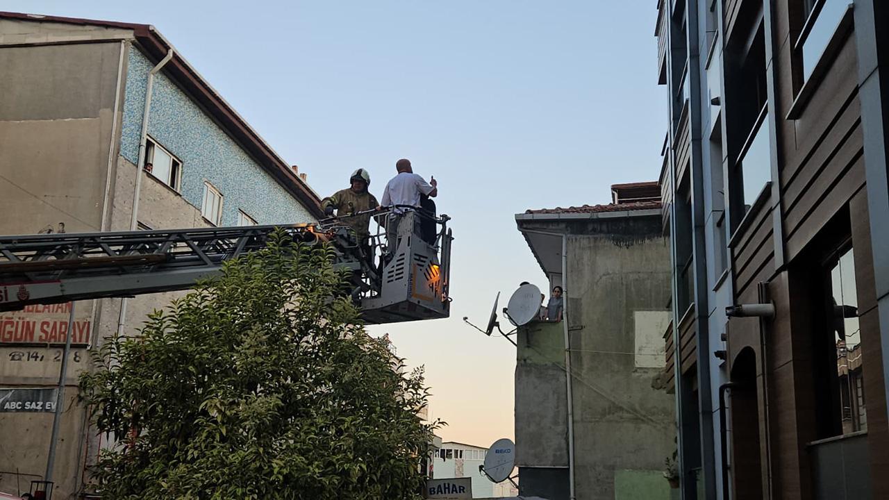 Kağıthane'de Beş Katlı Binada Yangın: 7 Kişi Tahliye Edildi