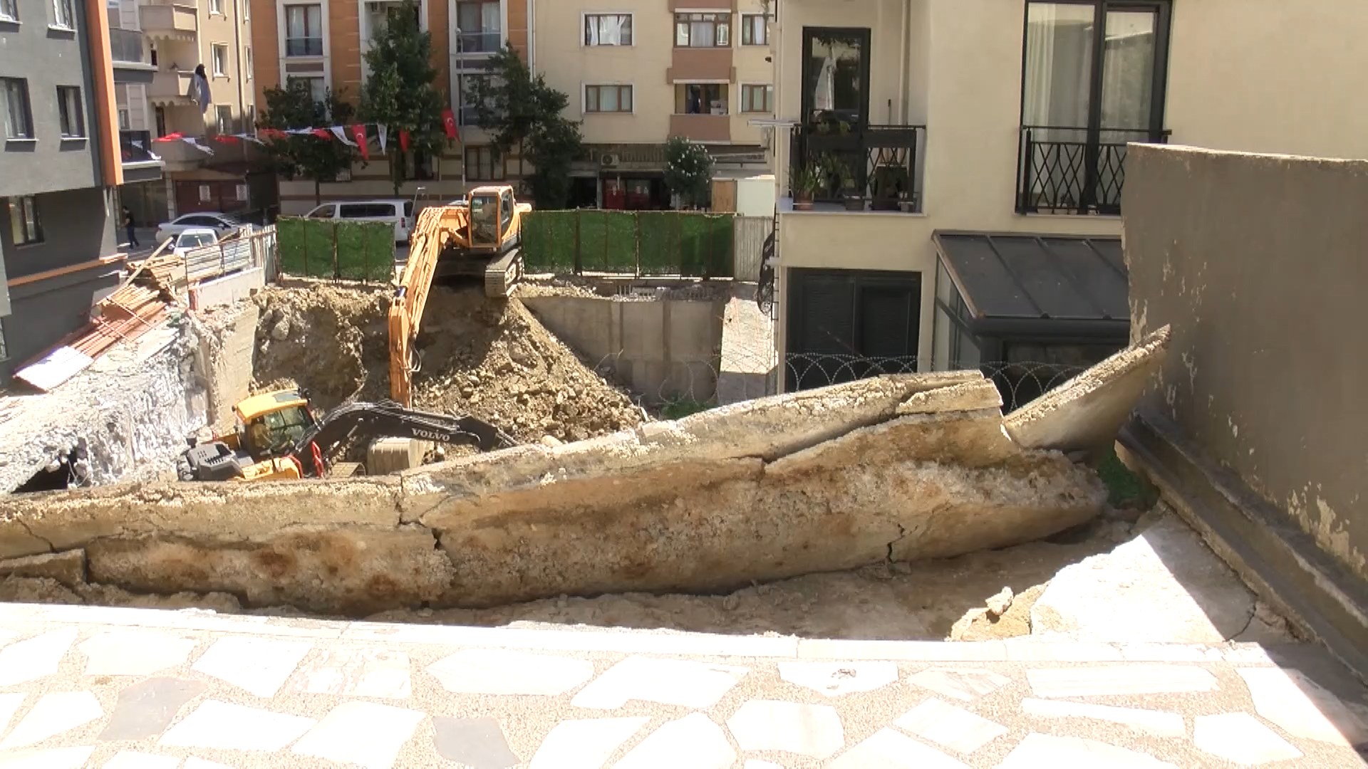 Kağıthane'de İnşaat Kazası: İş Makinesi Yan Binanın Balkonunu Yıktı
