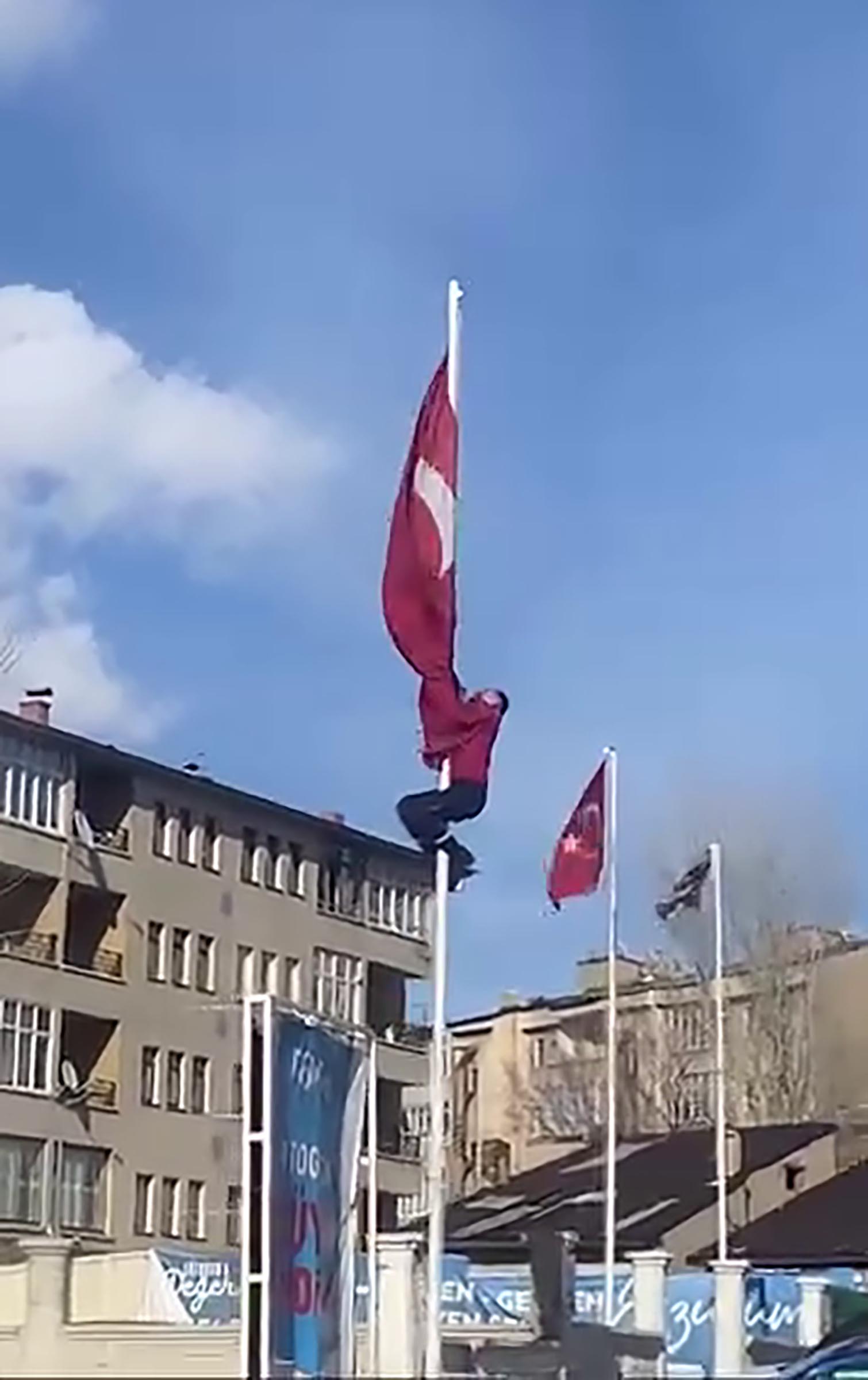 Kahramanlık Destanı! Erzurumlu Genç Bayrak İçin Ölümü Göze Aldı! İşte O Anlar...