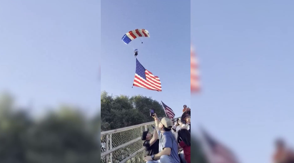 Kaliforniya'daki Rodeo Etkinliğinde Paraşüt Kazası: Sporcu Masaların Üzerine Düştü