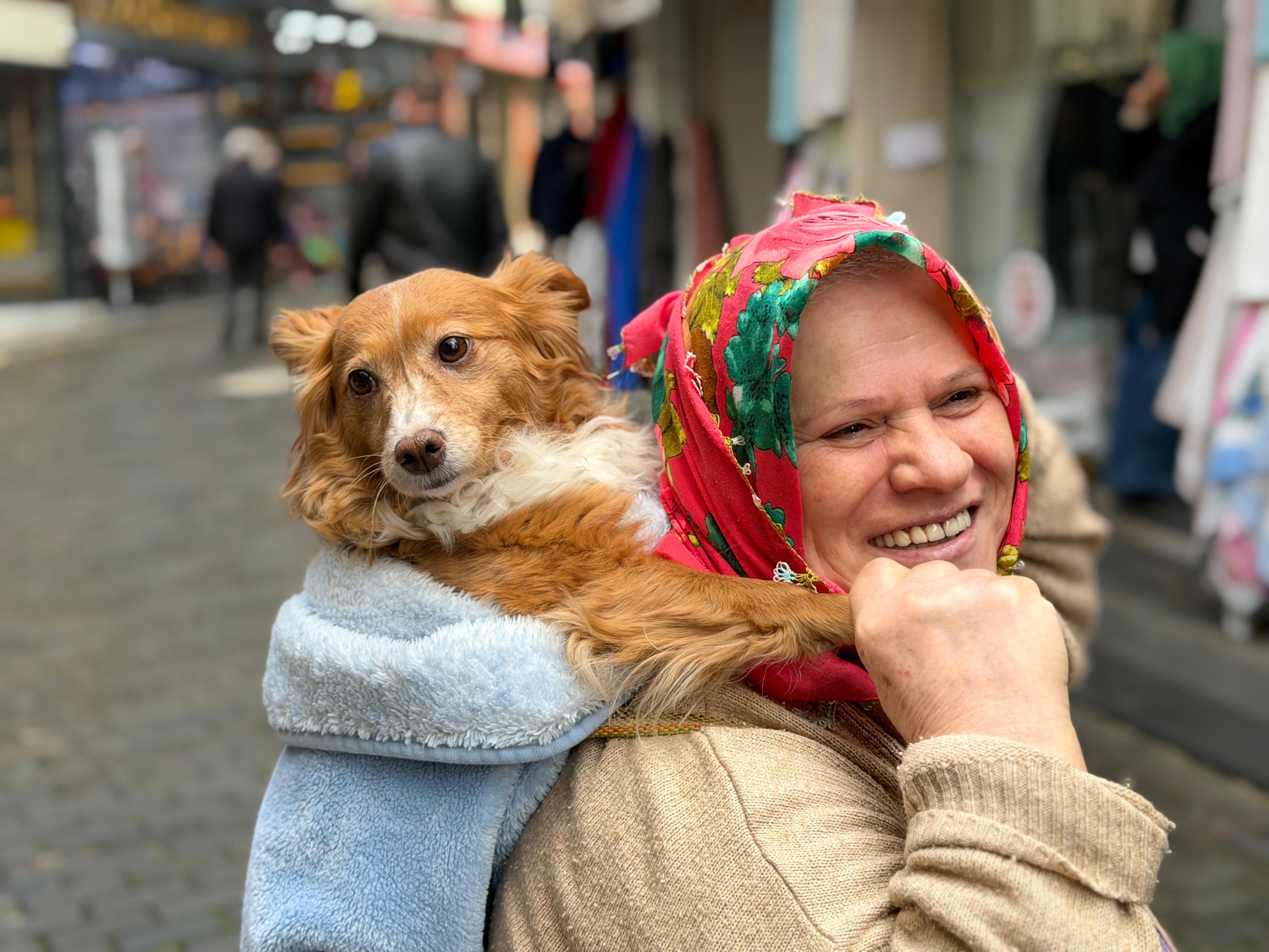 Kalpleri Isıtan Dostluk! Trabzonlu Kadın, İnsanlardan Korkan Köpeğini Sırtında Taşıyor