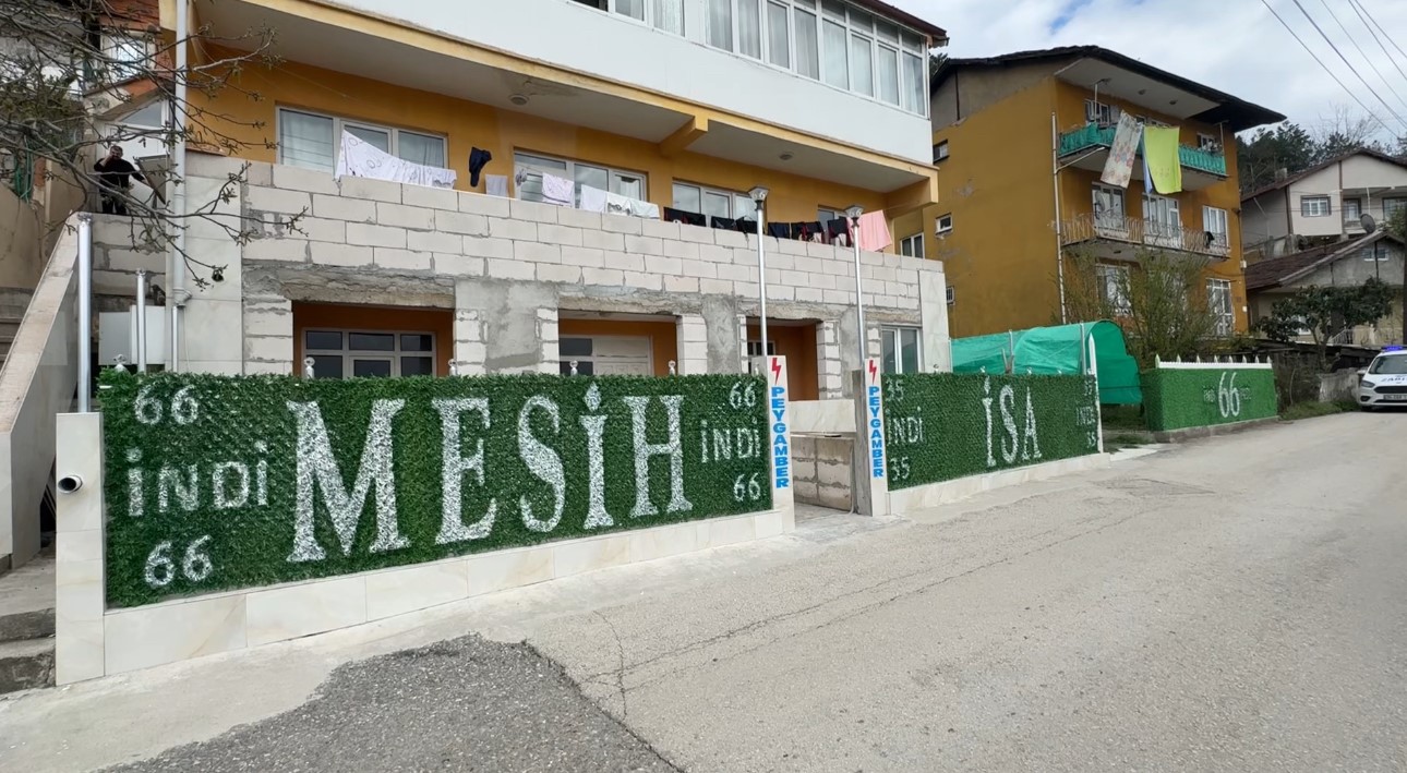 Karabük'te Şaşkınlık Yaratan Olay! 'Ben Mesih'im Diyerek Evini Yazılarla Doldurdu!