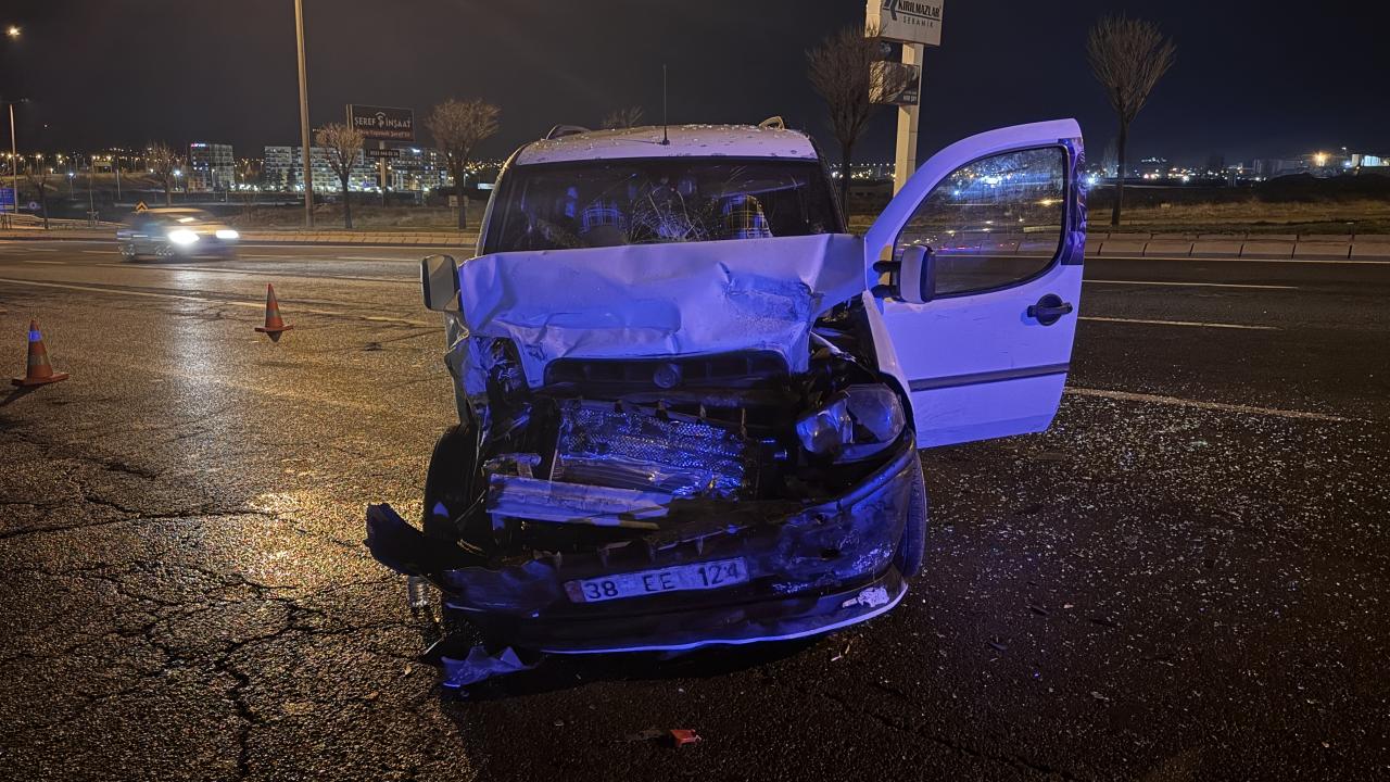 Kayseri'de Korkunç Kaza! İki Araç Kafa Kafaya Çarpıştı: Yaralılar Var!