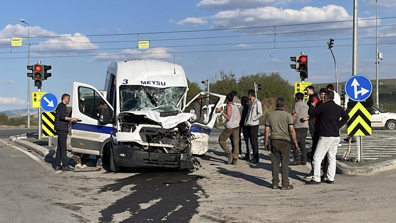 Kayseri'de Korkunç Kaza! İşçi Servisi Kamyonla Çarpıştı: Yaralılar Var!
