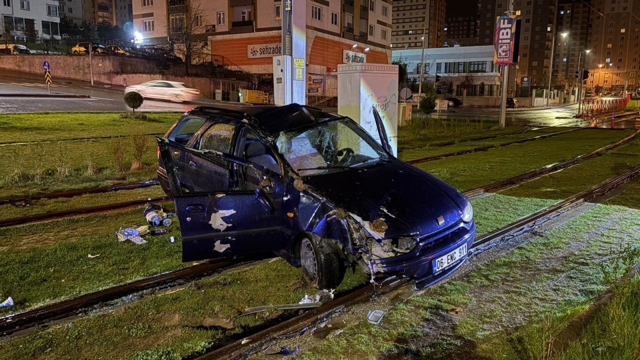 Kayseri'de Korkunç Kaza! Otomobil Tramvay Yoluna Uçtu: İşte Olay Yerinden İlk Görüntüler!