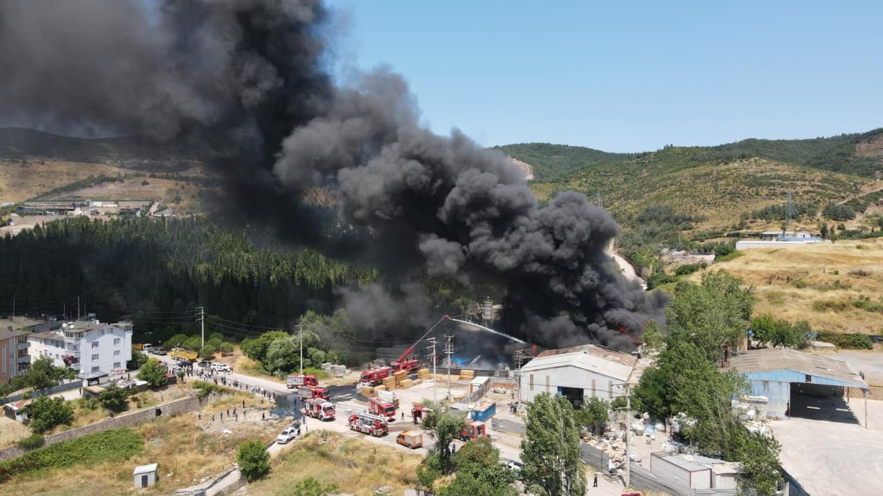 Kocaeli'de Boya Fabrikasında Yangın: 1 Can Kaybı