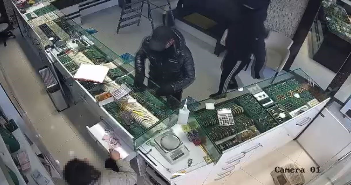 Kuyumcu Soygununda Şok Anlar! İşletme Sahibinin Çığlıkları Hırsızları Kaçırdı!