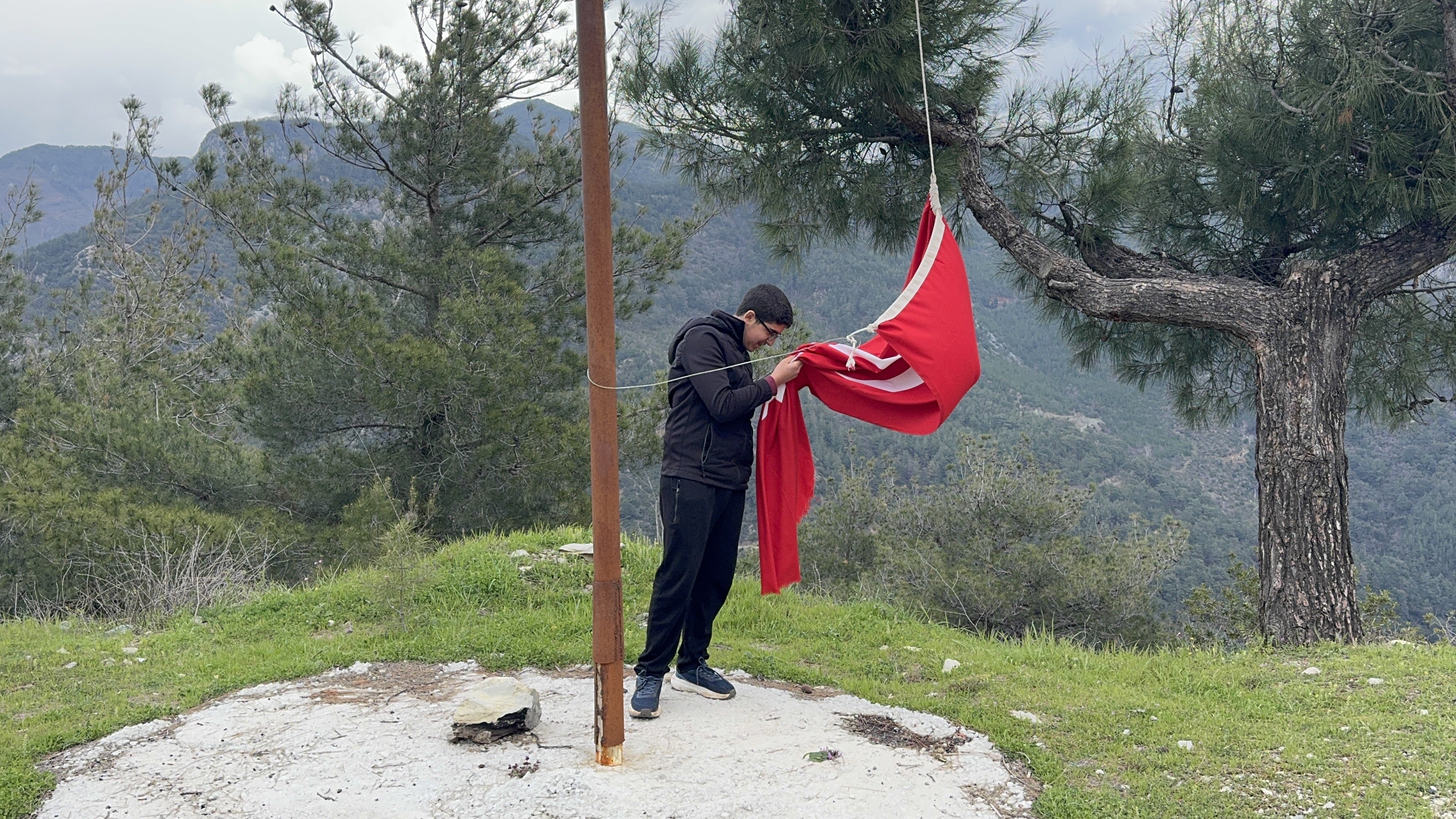 Liseliden Bayrağa Vefa! Mehmet Efe'nin Hareketi Türkiye'yi Duygulandırdı