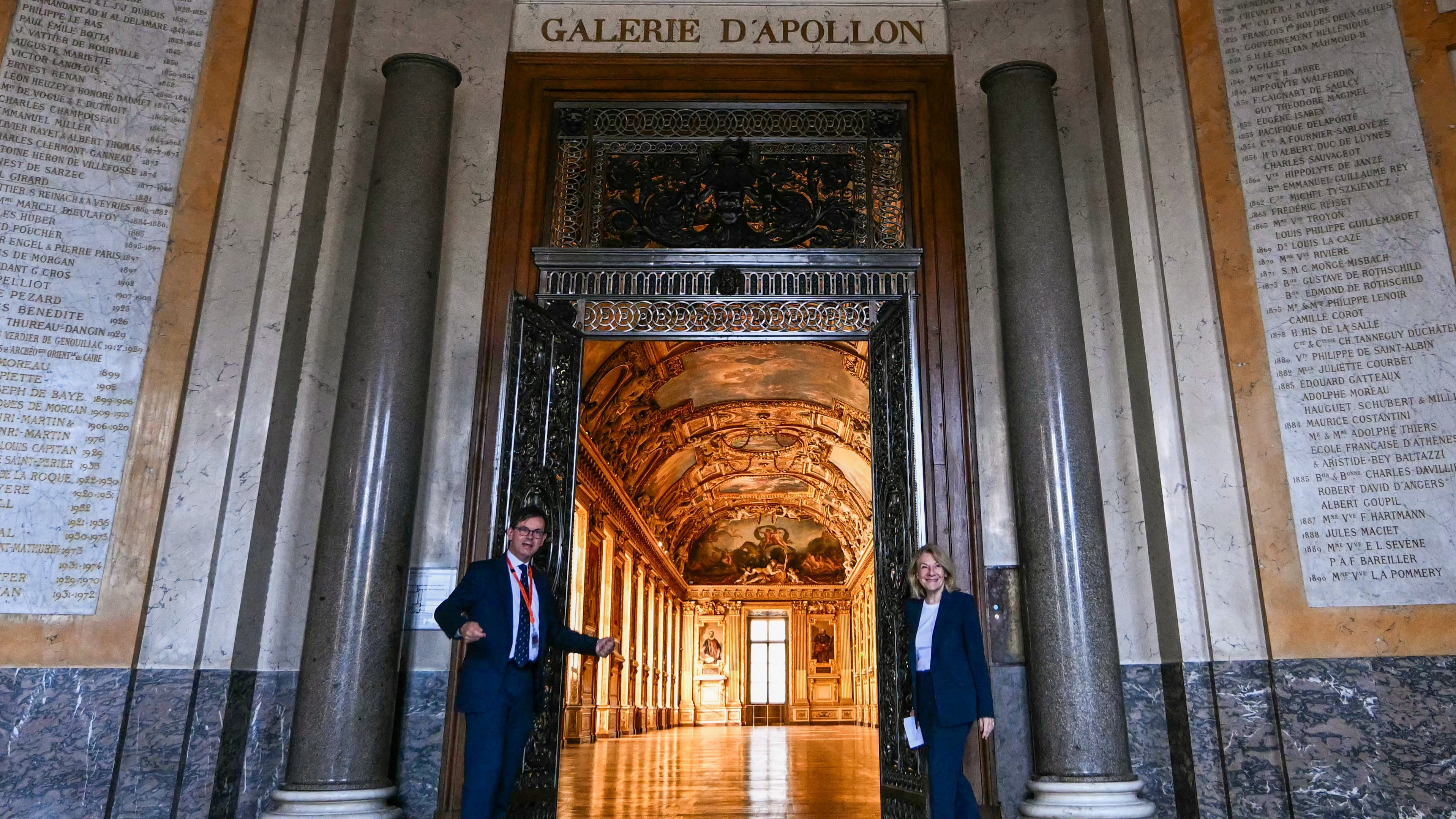 Louvre'da Tarihi Soygunun İzi: Apollo Galerisi Boş Vitrinlerle Açıldı