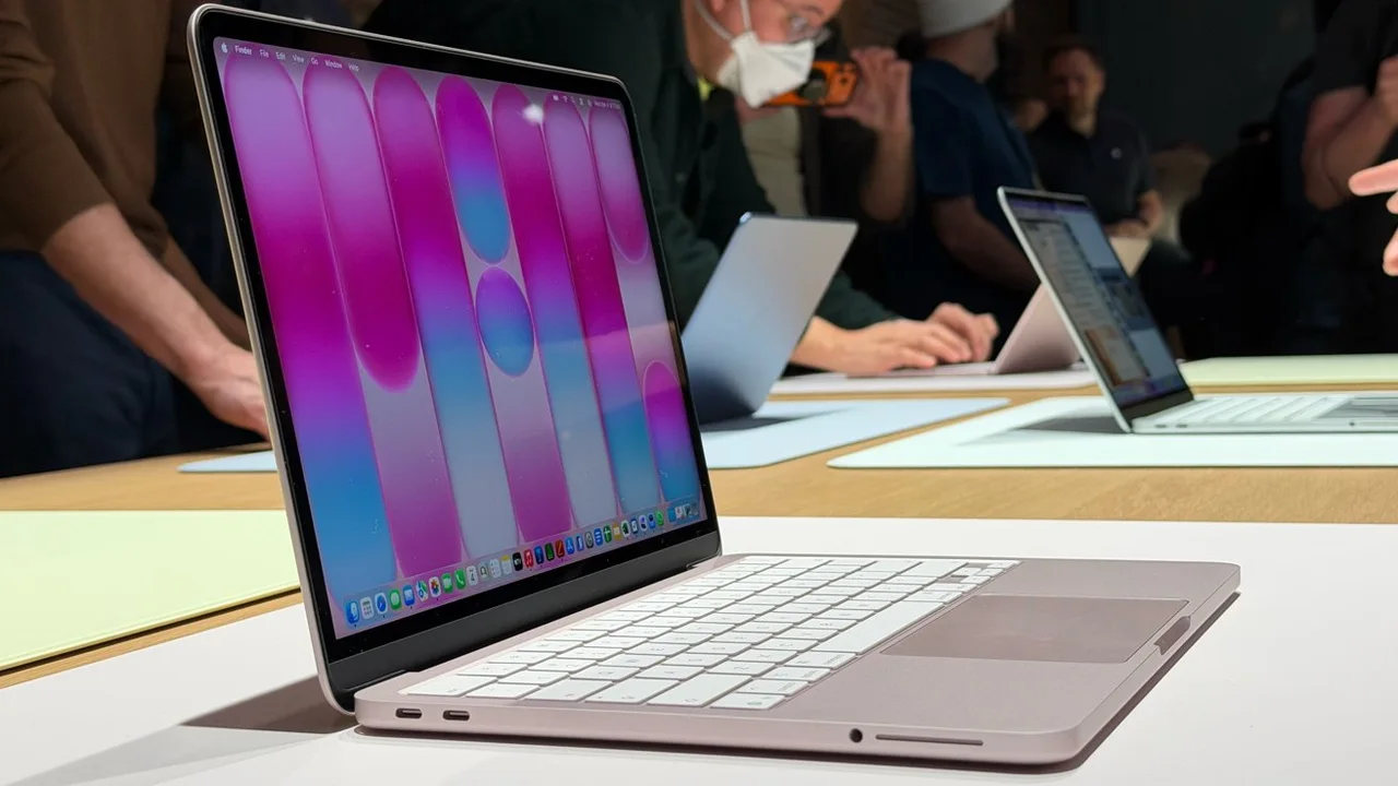 MacBook Neo'ya Hücum! Apple Hayranları Çıldırdı, Stoklar Tükeniyor...