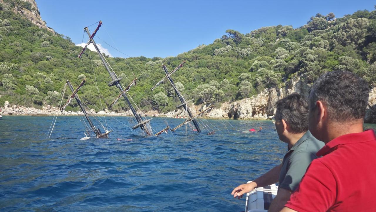 Marmaris'te Korku Dolu Anlar! Tur Teknesi Battı, Yolcular Panik İçinde!