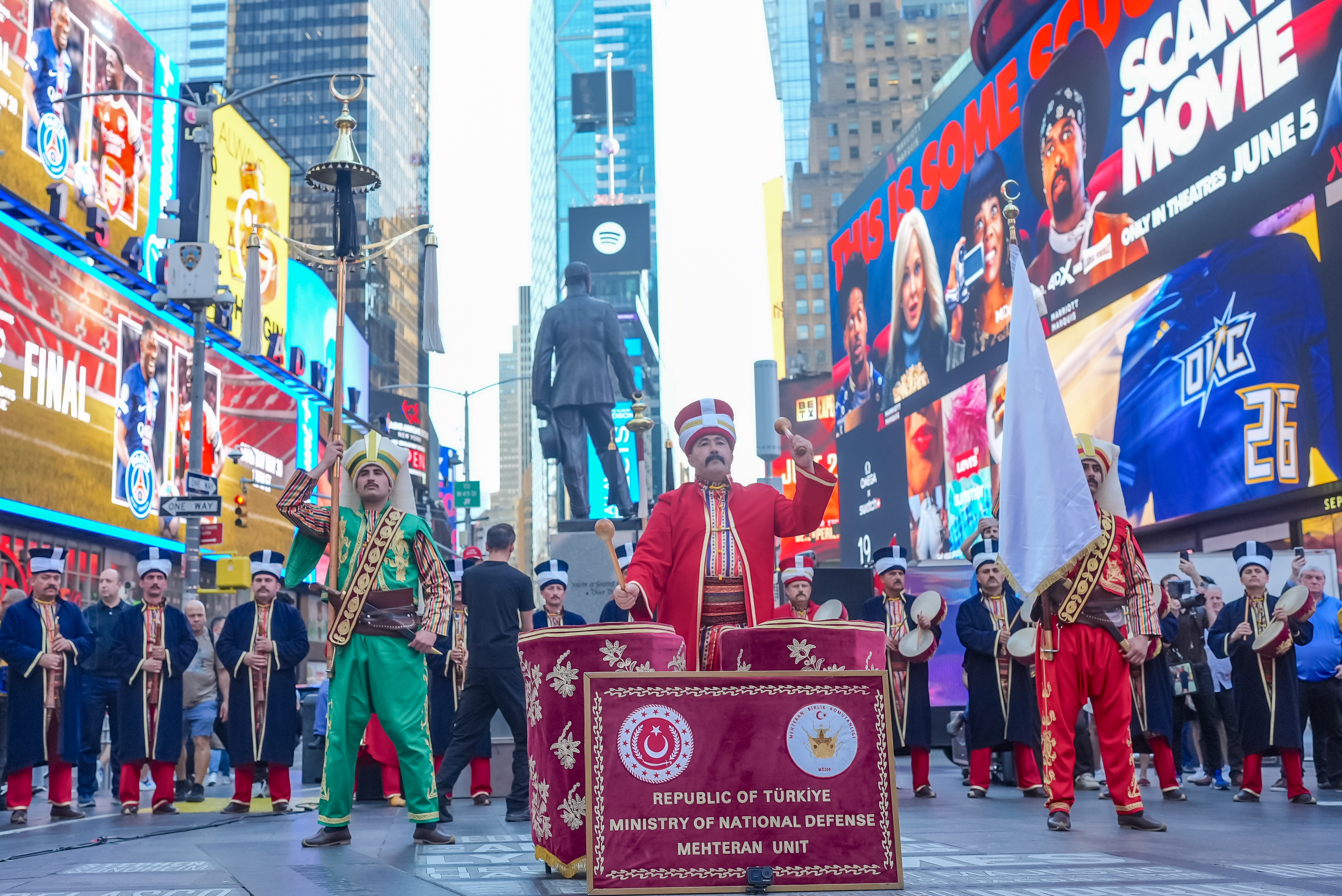 Mehteran'dan New York'a Osmanlı Coşkusu: Times Meydanı'nda Tarihi Konser!