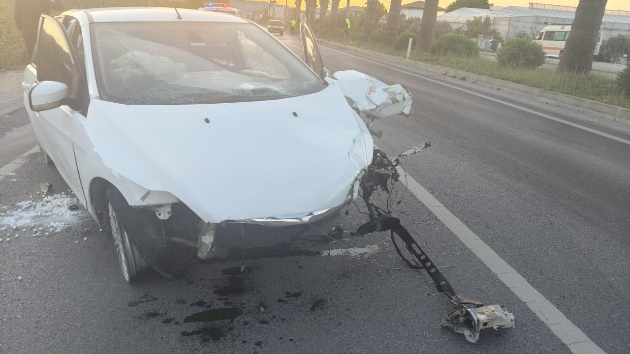Mersin'de Korkunç Kaza! Otomobil Refüje Çarptı, Yaralılar Var!