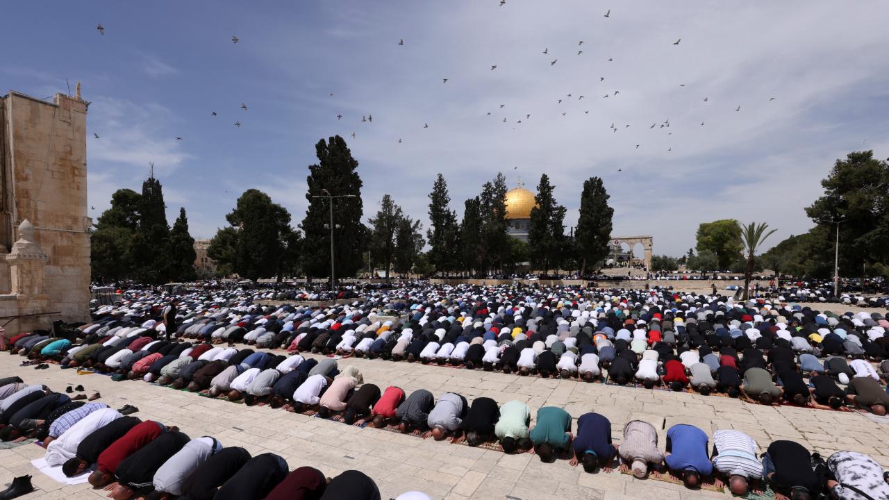 Mescid-i Aksa'da Cuma Coşkusu: On Binlerce Müslüman Bir Araya Geldi