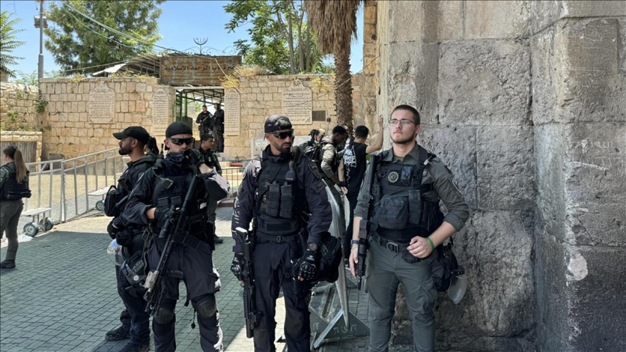 Mescid-i Aksa'ya Saygısız Baskın! İsrail Polisi Korumasında Provokasyon