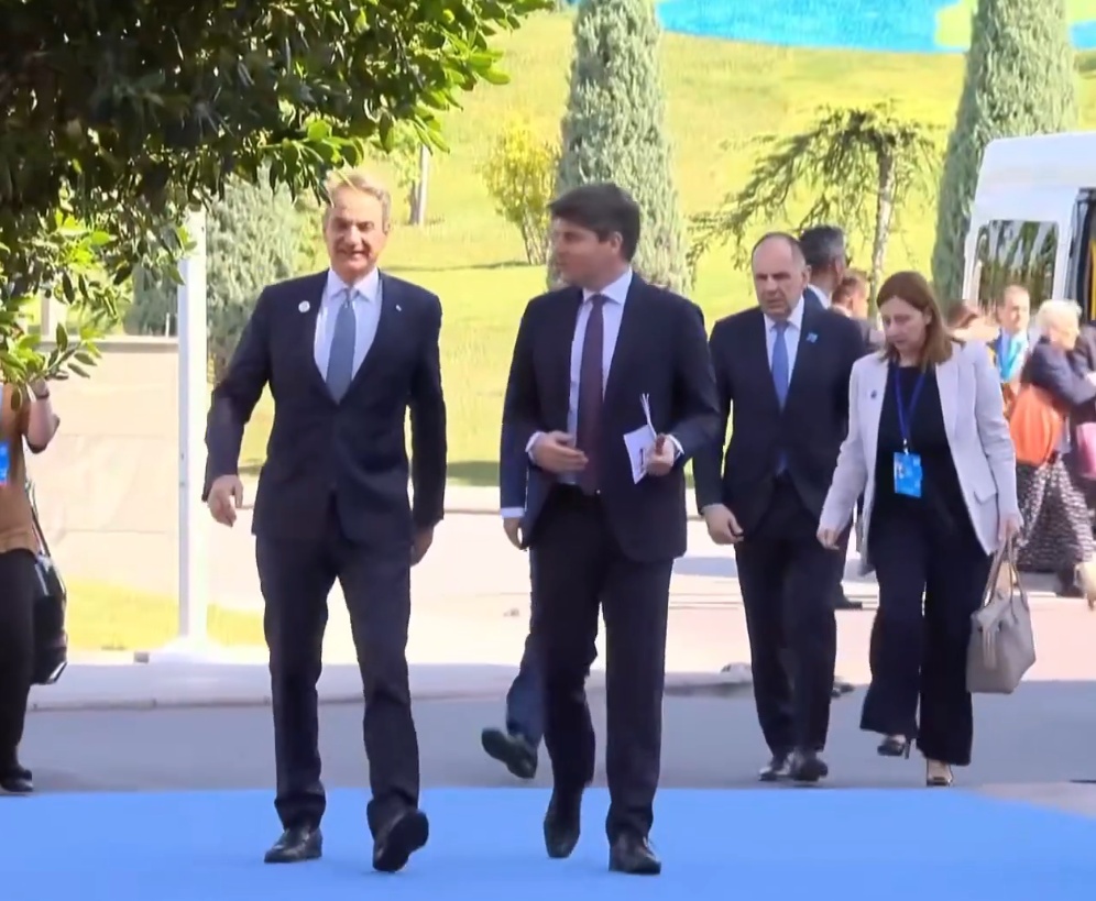 Miçotakis'in NATO Zirvesi'ndeki Yürüyüşü Sosyal Medyada Gündem Oldu