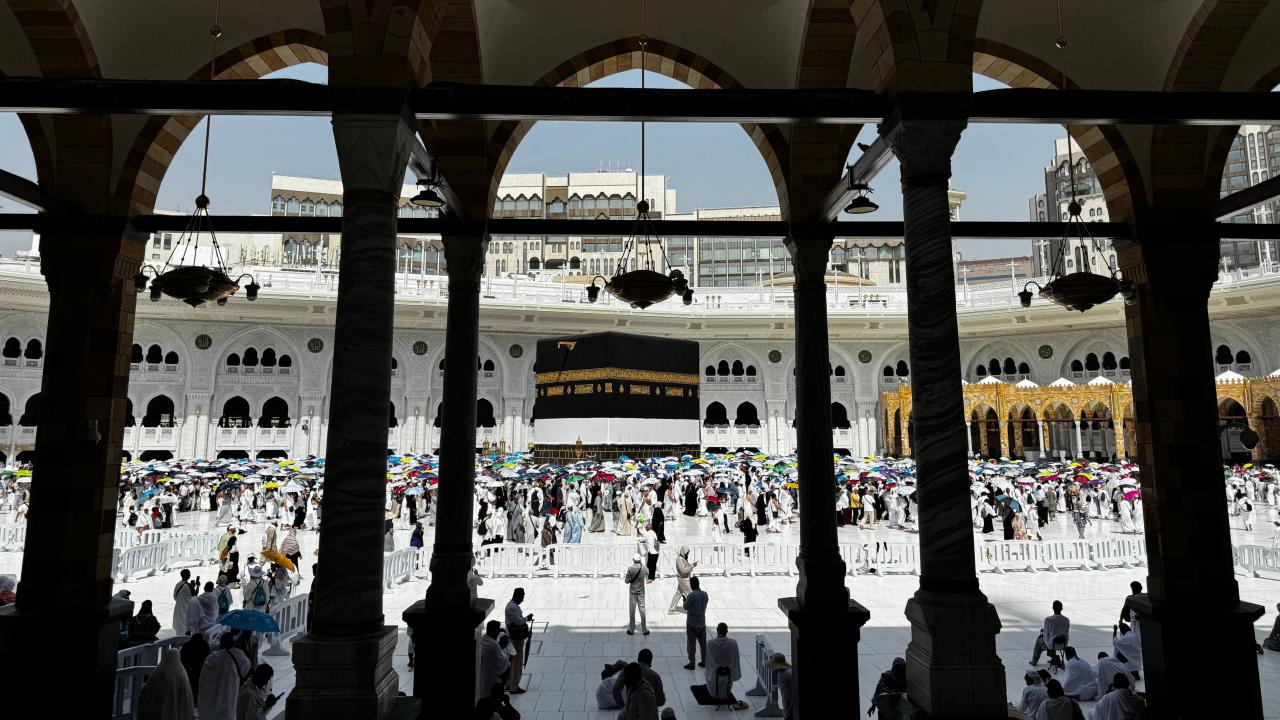 Milyonlar Kabe'ye Koştu! Hacılar Aşkıyla Yandı Tutuştu!