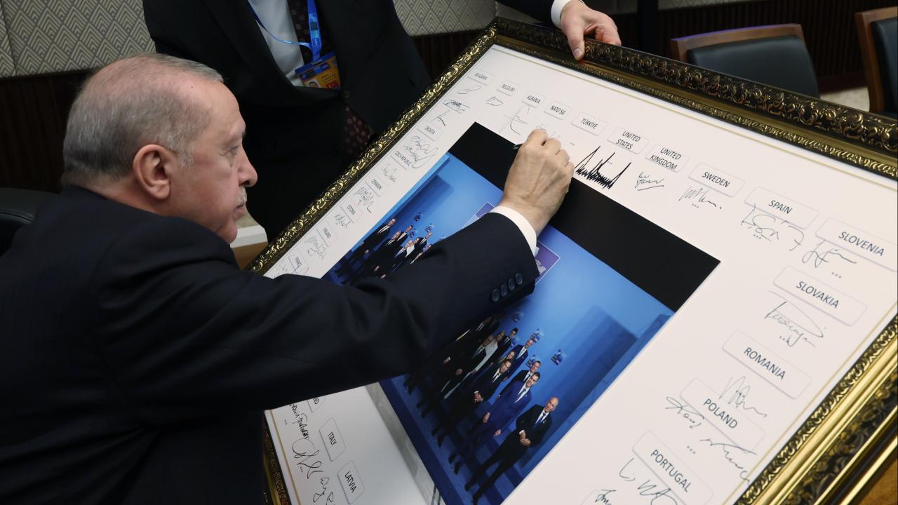NATO Zirvesi'nde Aile Fotoğrafı İmzalandı