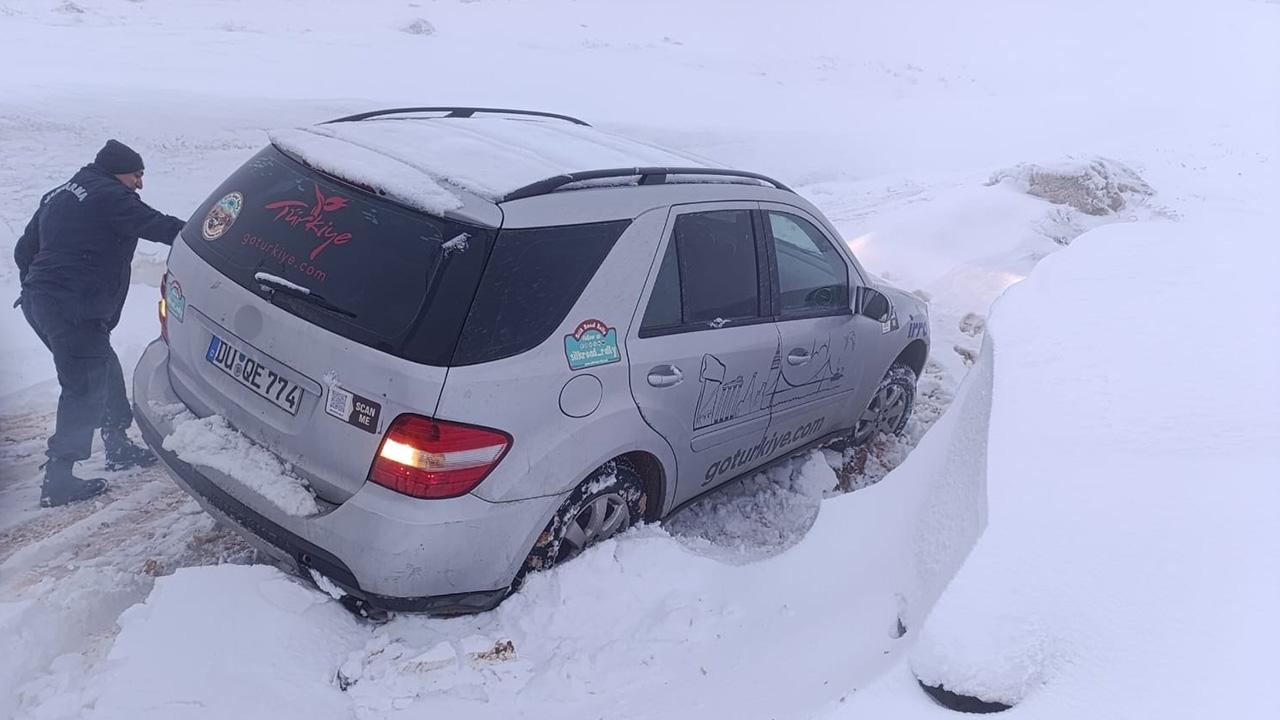 Nemrut Dağı'na Kar Engeli! Tarihi Zirveye Ulaşım Durdu, Turistler Mahsur Mu?