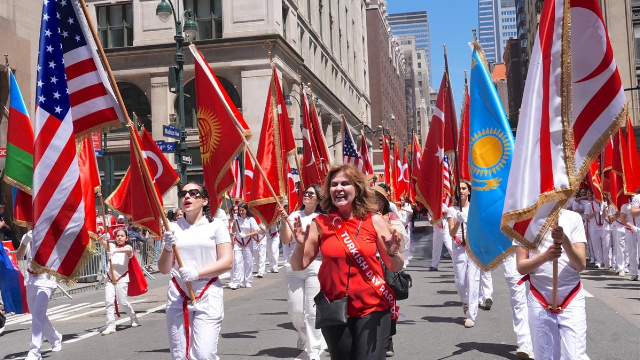 New York Türk Bayraklarıyla İnledi! 43. Türk Günü Yürüyüşü Amerika'yı Coşturdu!