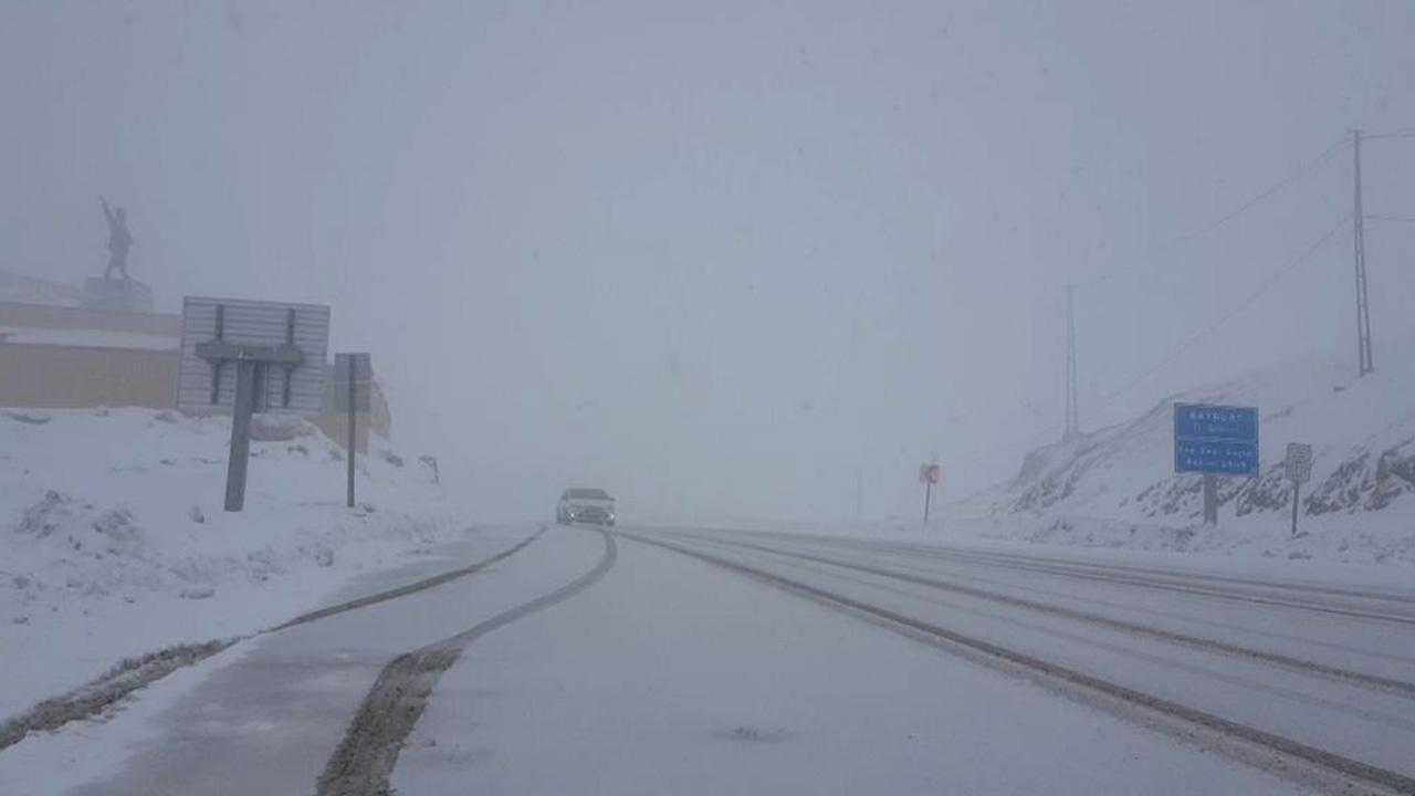 Nisan Şakası Değil! Bayburt'ta İlkbaharda Kar Sürprizi!