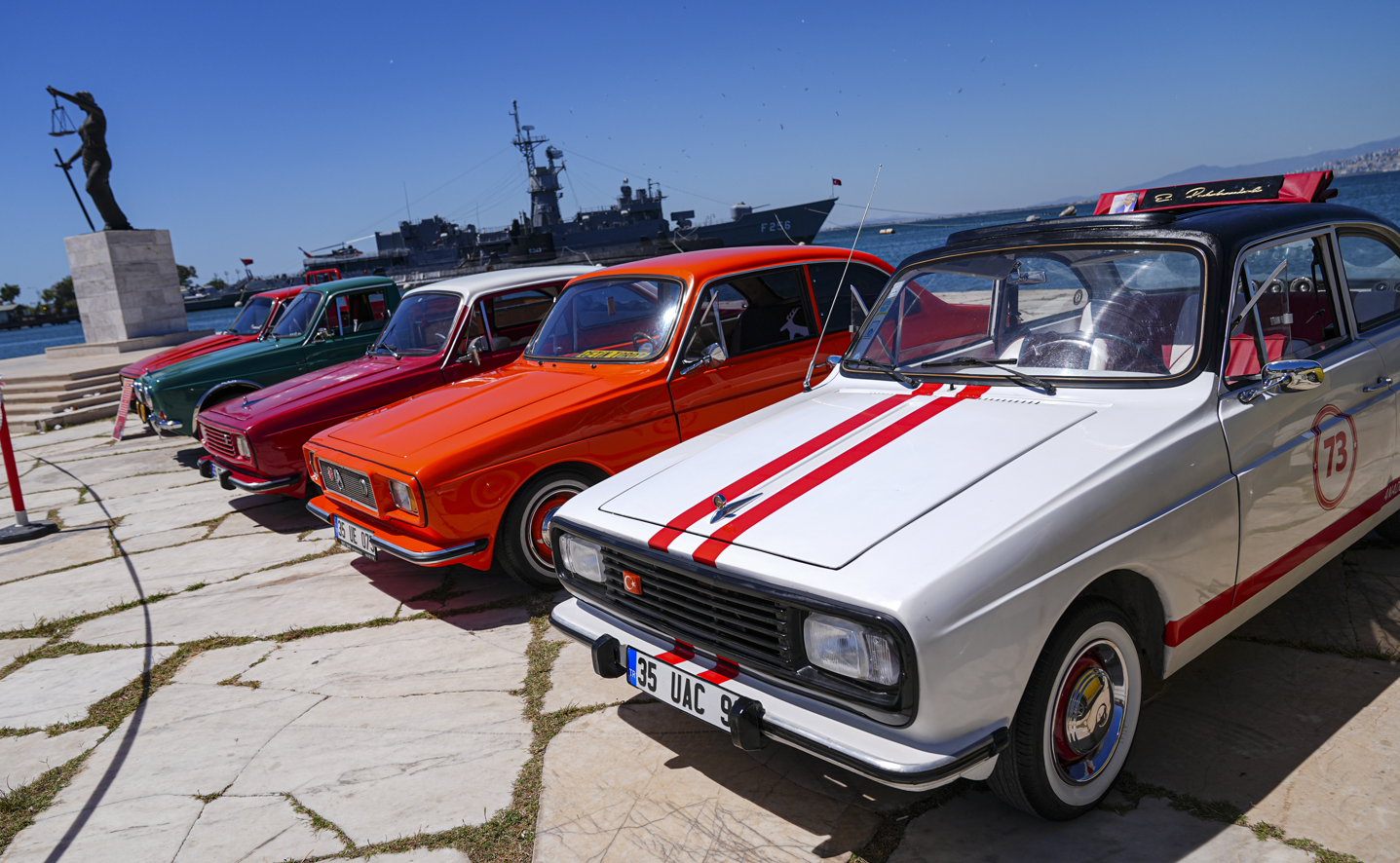 Nostalji Rüzgarı Esti! Anadol Aşkı İzmir'de Alevlendi!
