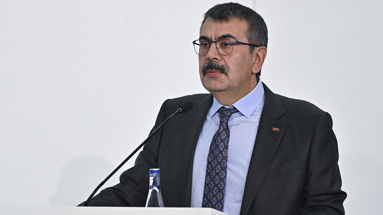 Okul Önlerinde Alarm Zilleri! Bakan Tekin'den Şok Açıklama: Riskli Okullarda Artık Polis Devriyesi mi Başlıyor?