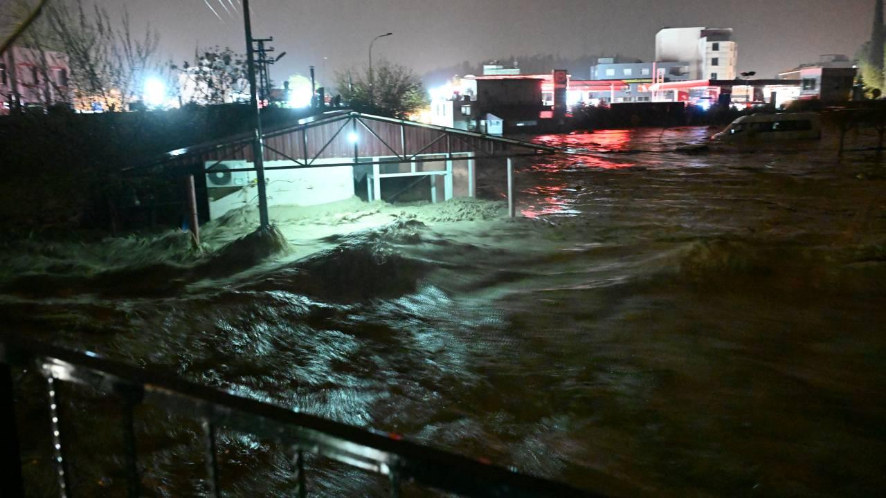 Osmaniye'de Korkunç Sel Felaketi: Araçta Sıkışan 2 Kişi Hayatını Kaybetti!