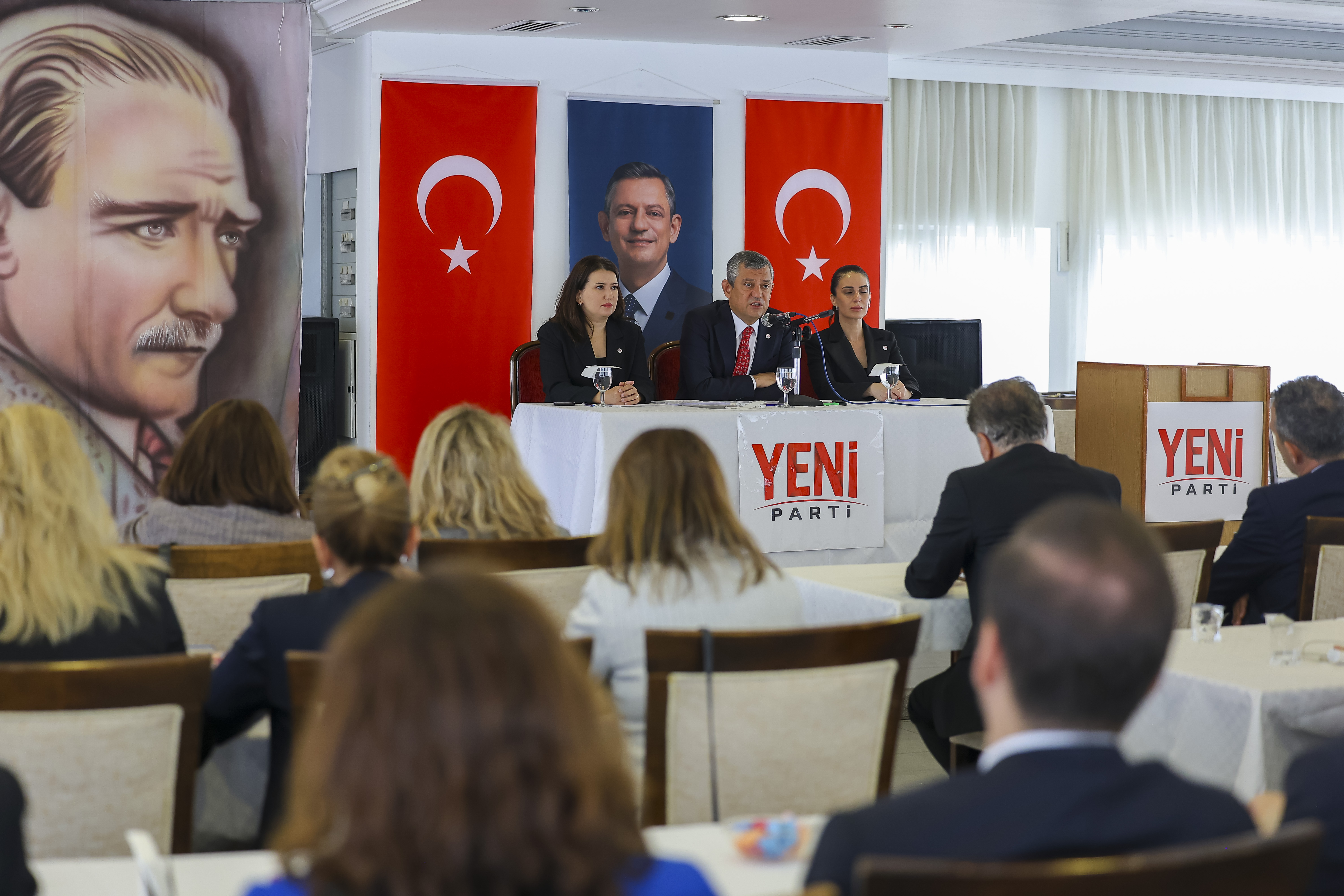Özgür Özel: 200'ün Üzerinde Belediye Başkanı Yeni Parti'ye Katılıyor