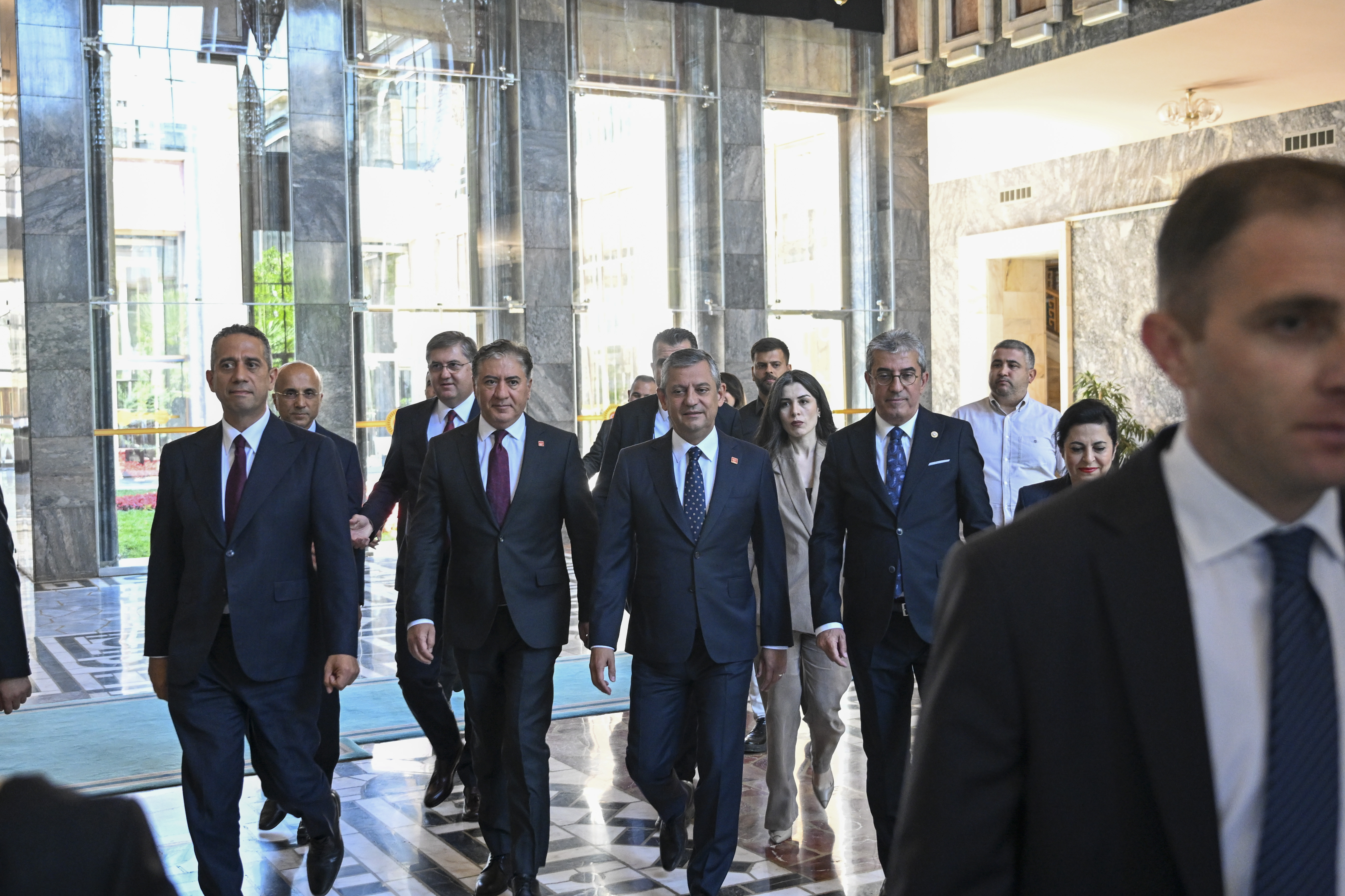 Özgür Özel ve Ekibinden Yeni Parti İçin İlk Adım