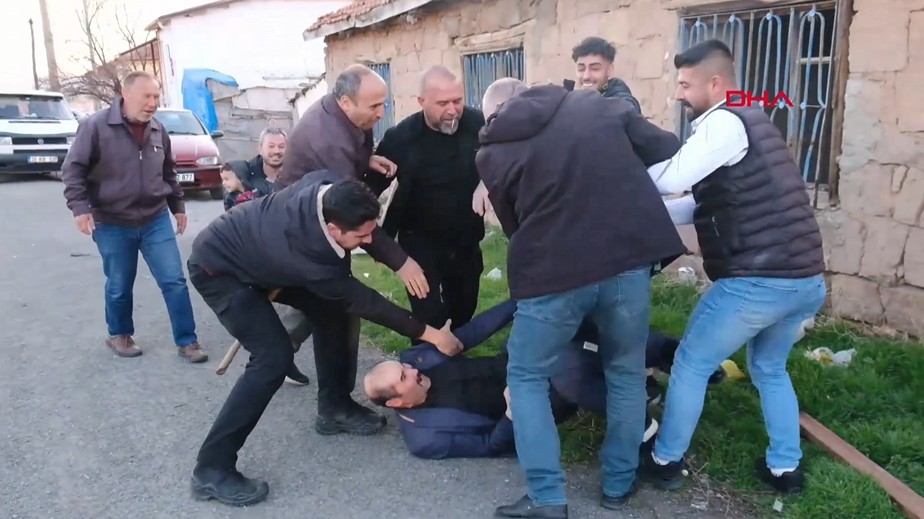 Polisler Kavga Yerine Sürprizle Karşılaştı! O Anlar Kamerada: Duygulandıran Kutlama!