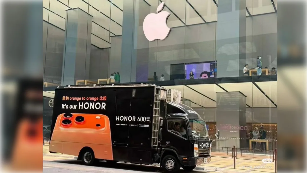 Rakip Şov Yaptı! Honor'dan Apple'a Meydan Okuma: Mağazanın Önüne Reklam Kamyonu Çekti!